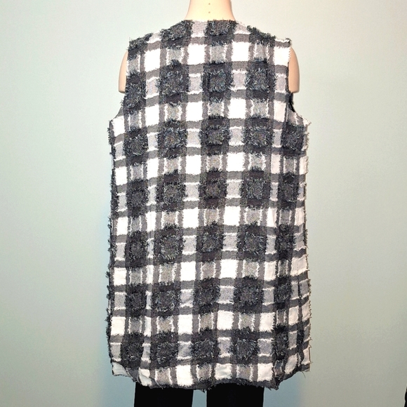 🅱️🅾️G🅾️ Black and white plaid fringe edge vest - Picture 2 of 6